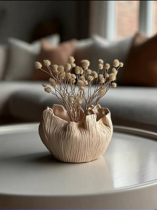 Timeless Elegance – A Handcrafted Vase of Distinction